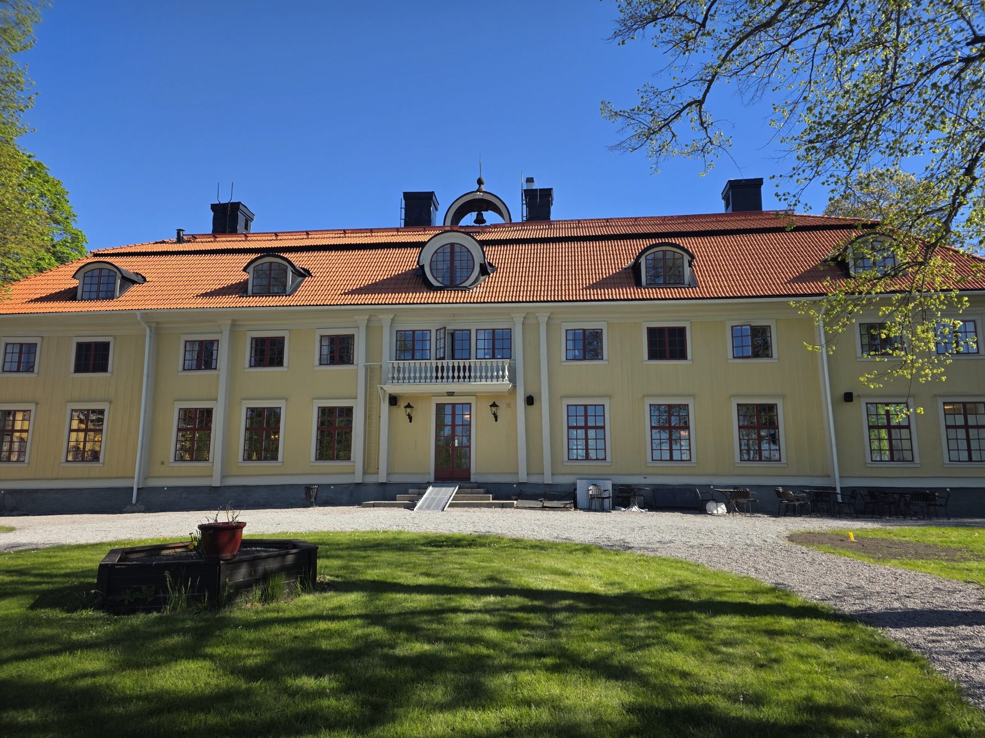 Nylagt tegeltak på gul herrgårdsbyggnad