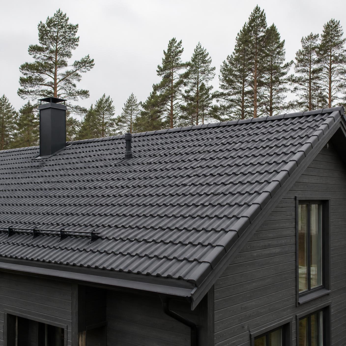 Nylagt tak i mörka takpannor på ett hus utfört av Älggården Tak AB