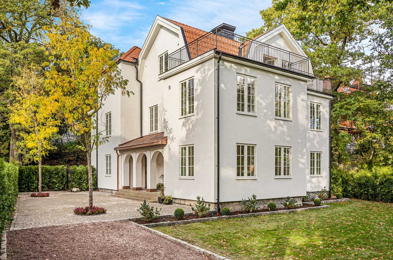 Nytt tegeltak med kupor, skorsten och taksäkerhet på villa i Danderyd