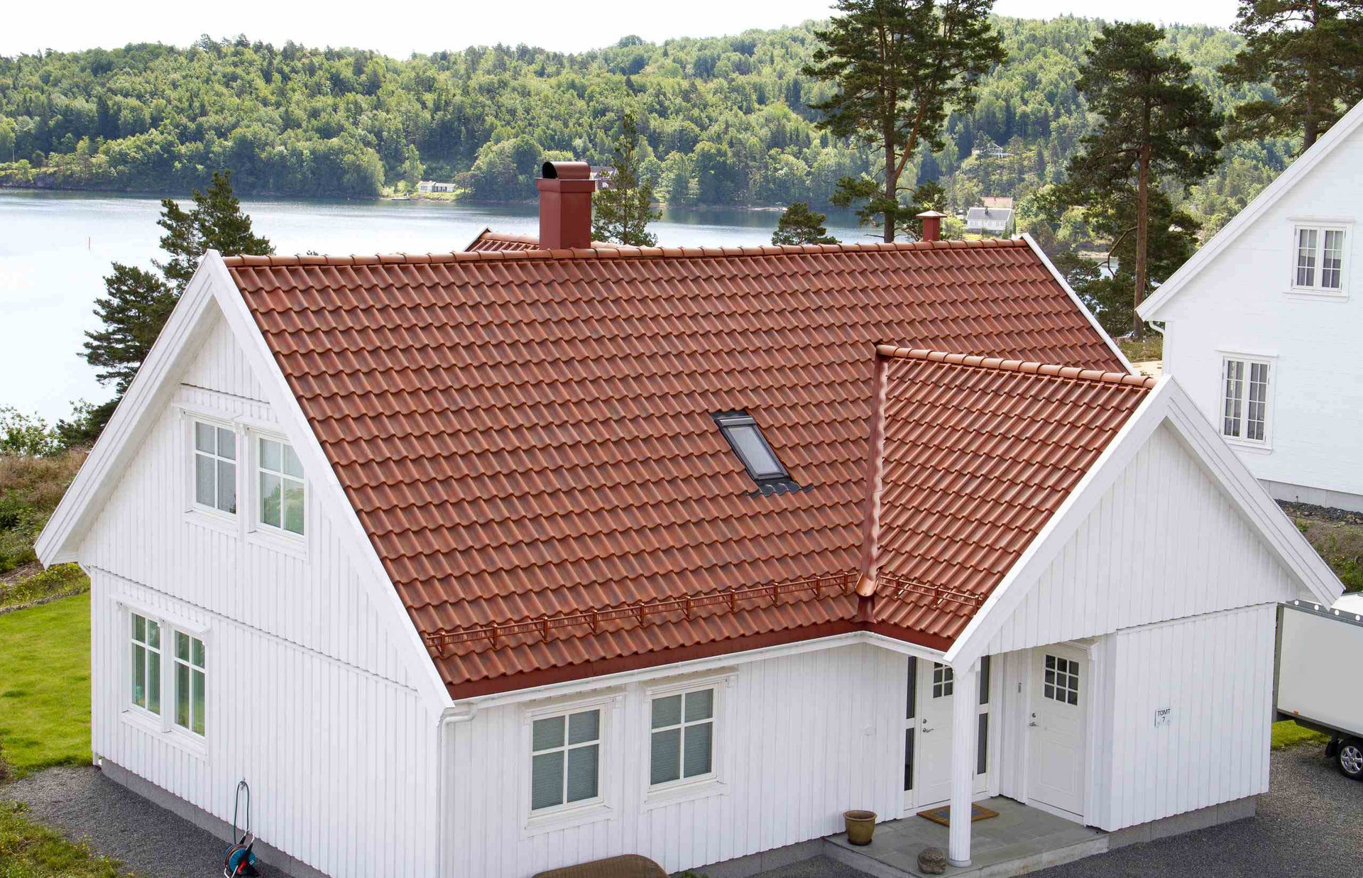 Villa med nytt rött tegeltak efter takbyte
