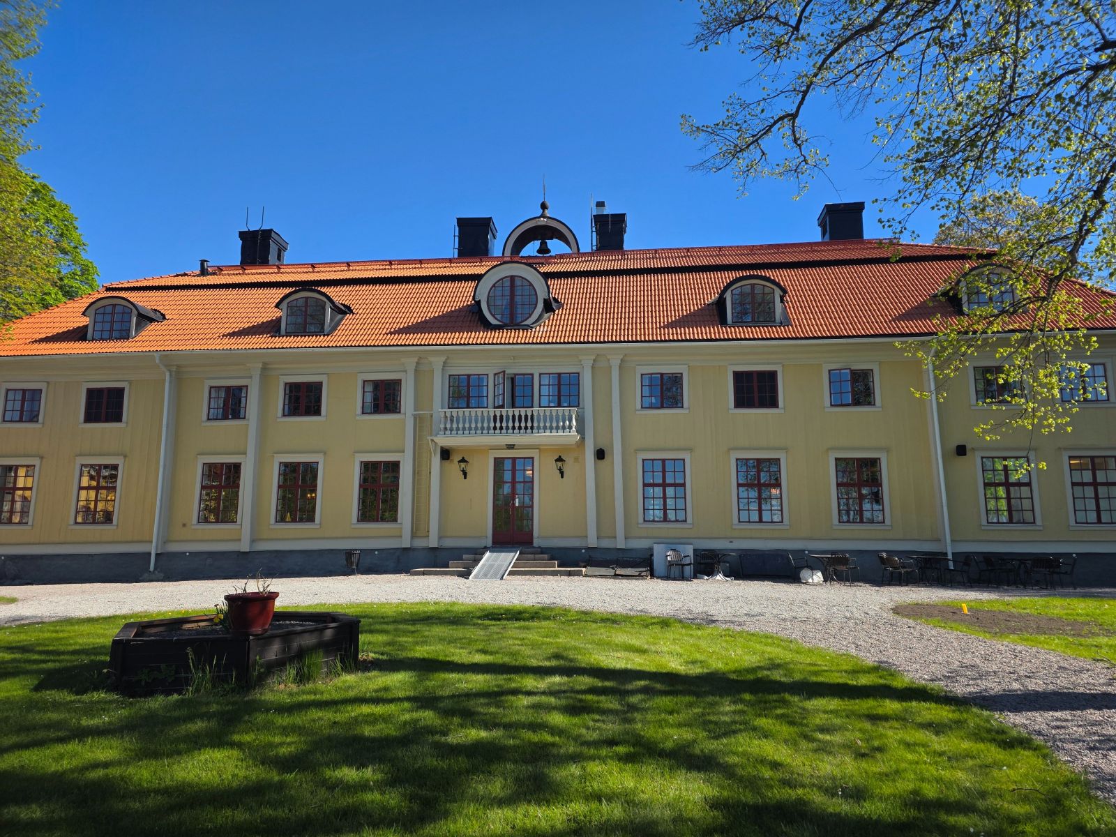 Byte av takpannor på villa i Söderfors